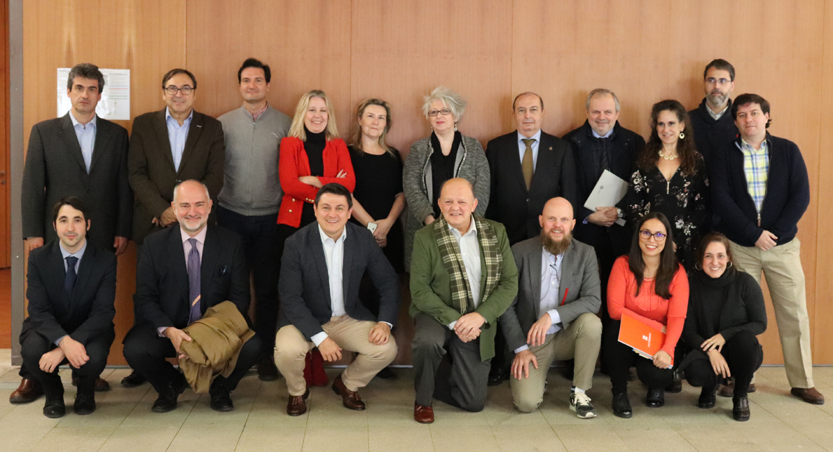 Foto de familia primera reunión del Comité Técnico del V Congreso Edificios Inteligentes